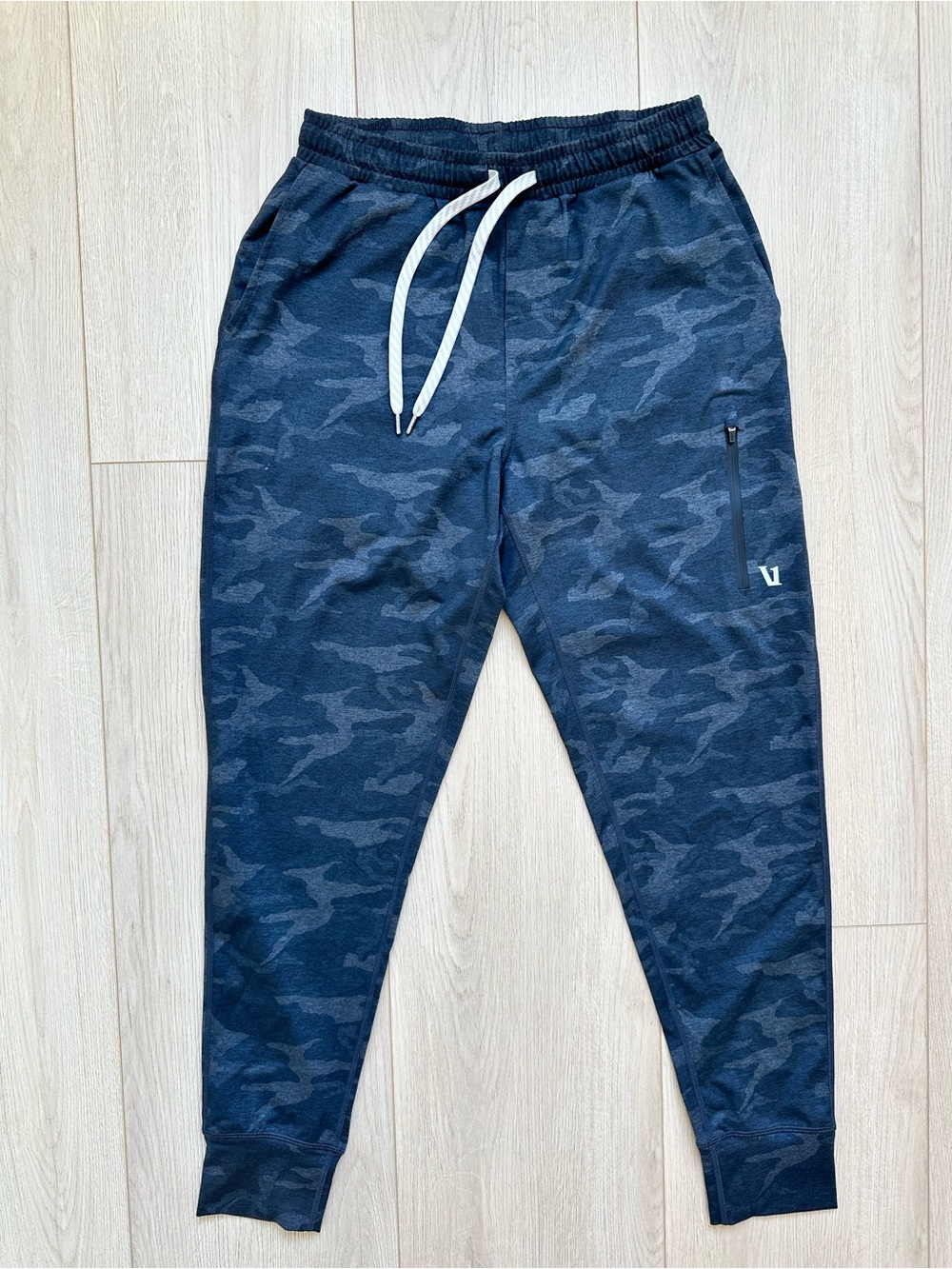 Vuori Camo Sunday Performance Joggers with White Drawstring retail $110 - Picture 6 of 7